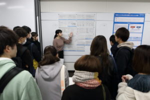 学生が発表する様子